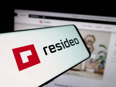 Stuttgart, Almanya - 10-13-2025: Web sitesi önünde ekranda ABD 'li güvenlik şirketi Resideo Technologies Inc.' nin logosuna sahip akıllı telefon. Telefon ekranının merkez soluna odaklan.