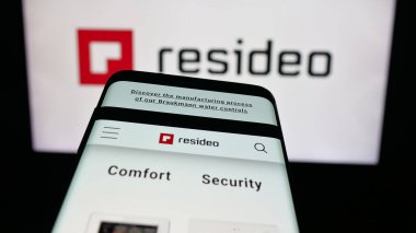 Stuttgart, Almanya - 10-13-2025: ABD 'li güvenlik şirketi Resideo Technologies Inc.' nin web sitesi logo önünde ekranda. Telefon ekranının sol üst kısmına odaklan.
