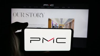 Stuttgart, Almanya - 10-13-2025: ABD 'li Penske Media Corporation (PMC) şirketinin logosunun bulunduğu cep telefonu web sayfası önünde ekranda. Telefon ekranına odaklan.