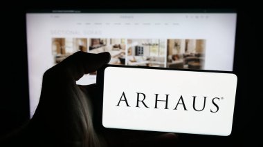 Stuttgart, Almanya - 10-13-2025: ABD 'li mobilya şirketi Arhaus Inc.' in logosunun bulunduğu cep telefonu web sayfası önünde ekranda. Telefon ekranına odaklan.