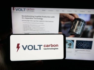 Stuttgart, Almanya - 10-13-2025: Kanadalı Volt Carbon Technologies Inc. 'in logosunu elinde tutan kişi web sitesinin önünde ekranda. Telefon ekranına odaklan.