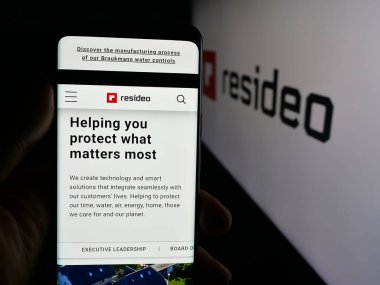 Stuttgart, Almanya - 10-13-2025: ABD 'li güvenlik şirketi Resideo Technologies Inc.' nin web sayfası olan cep telefonu logonun önünde ekranda. Telefon ekranının merkezine odaklan.