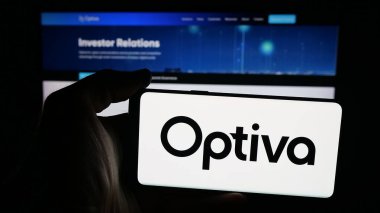 Stuttgart, Almanya - 10-13-2025: Telekomünikasyon şirketi Optiva Inc. 'in logosuna sahip cep telefonu web sayfası önünde ekranda. Telefon ekranına odaklan.