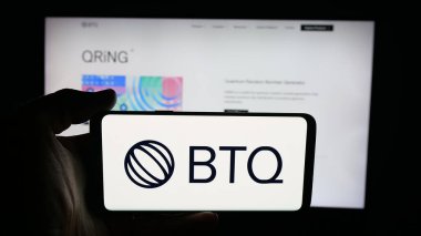 Stuttgart, Almanya - 10-15-2025: Üzerinde kuantum teknoloji şirketi BTQ Technologies Corp 'un logosu olan cep telefonu web sayfasının önünde ekranda. Telefon ekranına odaklan.