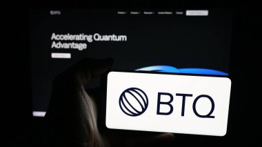 Stuttgart, Almanya - 10-15-2025: Üzerinde kuantum teknoloji şirketi BTQ Technologies Corp 'un logosu olan cep telefonu web sayfasının önünde ekranda. Telefon ekranına odaklan.