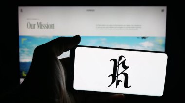 Stuttgart, Almanya - 10-15-2025: Bulut tohumlama şirketi Rainmaker Technology 'nin logosunun bulunduğu cep telefonu web sayfasının önünde duruyor. Telefon ekranına odaklan.