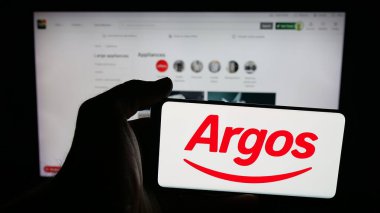 Stuttgart, Almanya - 10-15-2025: İngiliz perakende şirketi Argos Limited 'in logosunun bulunduğu cep telefonu web sitesinin önünde. Telefon ekranına odaklan.