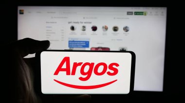 Stuttgart, Almanya - 10-15-2025: İngiliz perakende şirketi Argos Limited 'in logosunun bulunduğu cep telefonu web sayfası önünde ekranda. Telefon ekranına odaklan.