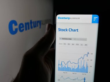 Stuttgart, Almanya - 10-15-2025: ABD 'li metal şirketi Century Aluminum Company' nin web sayfası olan cep telefonu logonun önünde ekranda. Telefon ekranının merkezine odaklan.