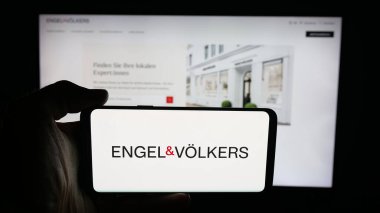 Stuttgart, Almanya - 10-15-2025: Alman emlak şirketi Engel ve Volkers 'ın logosunun bulunduğu cep telefonu web sayfası önünde ekranda. Telefon ekranına odaklan.