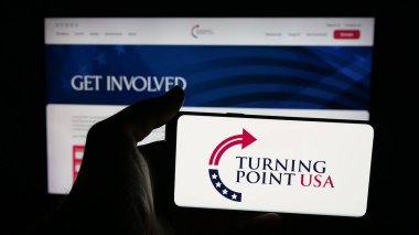 Stuttgart, Almanya - 10-15-2025: ABD 'nin Turning Point USA (TPUSA) organizasyonunun logosuna sahip cep telefonu web sayfası önünde ekranda. Telefon ekranına odaklan.