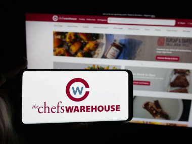 Stuttgart, Almanya - 10-16-2025: ABD 'li gıda şirketi The Chefs Warehouse Inc.' in logosunu taşıyan kişi web sitesinin önünde ekranda. Telefon ekranına odaklan.