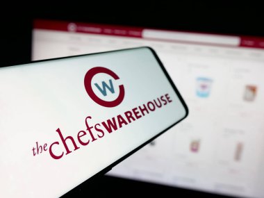 Stuttgart, Almanya - 10-16-2025: ABD 'li gıda şirketi The Chefs Warehouse Inc.' in logosuna sahip akıllı telefon web sitesinin önünde ekranda. Telefon ekranının soluna odaklan.