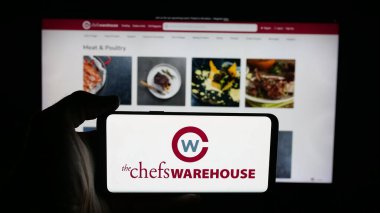 Stuttgart, Almanya - 10-16-2025: ABD 'li gıda şirketi The Chefs Warehouse Inc.' in logosunun bulunduğu cep telefonu web sayfasının önünde. Telefon ekranına odaklan.