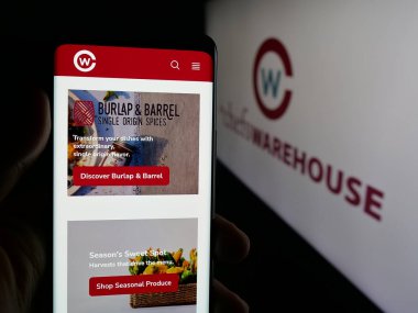 Stuttgart, Almanya - 10-16-2025: ABD 'li gıda şirketi The Chefs Warehouse Inc.' in internet sayfası olan cep telefonu logonun önünde ekranda. Telefon ekranının merkezine odaklan.