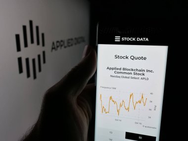 Stuttgart, Almanya - 10-16-2025: ABD veri merkezi şirketi Applied Digital Corp 'un web sayfası ile akıllı telefon sahibi kişi logonun önünde ekranda. Telefon ekranının merkezine odaklan.