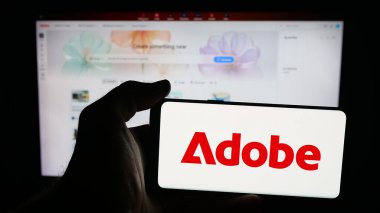 Stuttgart, Almanya - 10-16-2025: ABD 'li yazılım şirketi Adobe Inc.' in logosunun bulunduğu cep telefonu web sayfası önünde ekranda. Telefon ekranına odaklan.