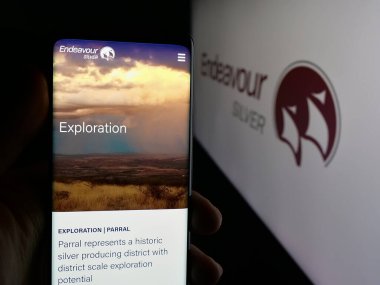 Stuttgart, Almanya - 10-16-2025: Kanadalı maden şirketi Endeavour Silver Corp 'un web sitesi ile akıllı telefon sahibi kişi logonun önünde ekranda. Telefon ekranının merkezine odaklan.