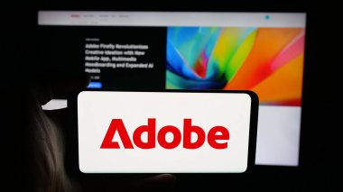 Stuttgart, Almanya - 10-16-2025: ABD 'li yazılım şirketi Adobe Inc.' in logosunun bulunduğu cep telefonu web sayfası önünde ekranda. Telefon ekranına odaklan.