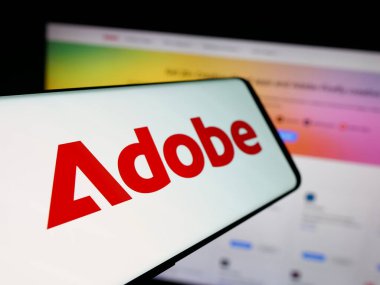 Stuttgart, Almanya - 10-16-2025: ABD 'li yazılım şirketi Adobe Inc.' in logosuna sahip akıllı telefon web sitesinin önünde ekranda. Telefon ekranının merkez soluna odaklan.