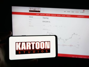 Stuttgart, Almanya - 10-16-2025: ABD 'li eğlence şirketi Kartoon Studios Inc.' in logosuna sahip kişi web sitesinin önünde ekranda. Telefon ekranına odaklan.