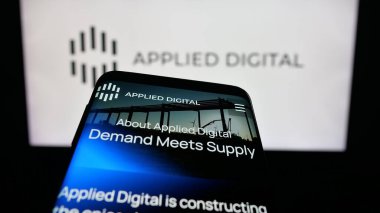 Stuttgart, Almanya - 10-16-2025: ABD 'li veri merkezi şirketi Applied Digital Corp.' un web sitesi logo önünde ekranda. Telefon ekranının sol üst kısmına odaklan.