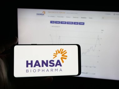 Stuttgart, Almanya - 10-16-2025: İsveçli şirket Hansa Biopharma AB 'nin logosunu taşıyan kişi web sitesinin önünde ekranda. Telefon ekranına odaklan.