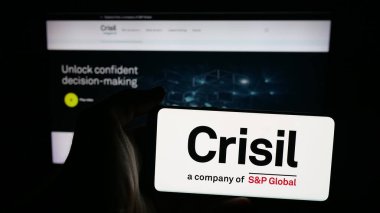 Stuttgart, Almanya - 10-16-2025: Hintli derecelendirme şirketi CRISIL Limited 'in logosunun bulunduğu cep telefonu web sayfasının önünde. Telefon ekranına odaklan.