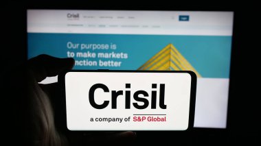 Stuttgart, Almanya - 10-16-2025: Hintli derecelendirme şirketi CRISIL Limited 'in logosunun bulunduğu cep telefonu web sayfasının önünde. Telefon ekranına odaklan.