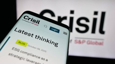 Stuttgart, Almanya - 10-16-2025: Hintli derecelendirme şirketi CRISIL Limited 'in web sitesiyle birlikte cep telefonu logonun önünde ekranda. Telefon ekranının sol üst kısmına odaklan.
