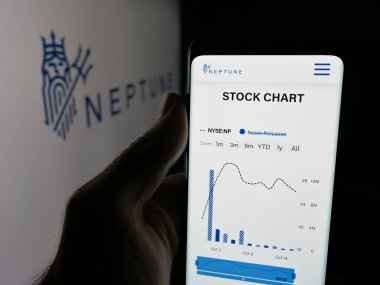 Stuttgart, Almanya - 10-16-2025: ABD 'li Neptune Sigorta Holding Inc.' nin web sayfası olan akıllı telefon sahibi kişi logonun önünde ekranda. Telefon ekranının merkezine odaklan.
