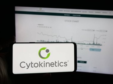 Stuttgart, Almanya - 10-16-2025: Sitenin önünde ekranda biyofarmasötik şirketi Cytokinetics Inc. 'in logosuna sahip akıllı telefonu tutan kişi. Telefon ekranına odaklan.