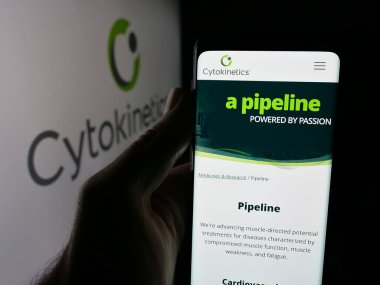 Stuttgart, Almanya - 10-16-2025: Biyofarmasötik şirketi Cytokinetics Inc. 'in web sayfası olan cep telefonu logonun önünde ekranda. Telefon ekranının merkezine odaklan.