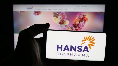 Stuttgart, Almanya - 10-16-2025: İsveçli şirket Hansa Biopharma AB 'nin logosunun bulunduğu cep telefonu web sayfası önünde ekranda. Telefon ekranına odaklan.