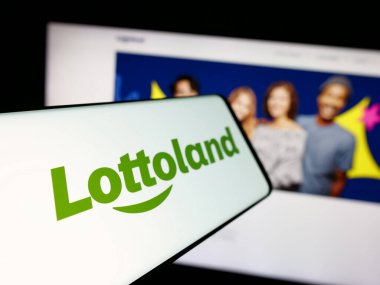 Stuttgart, Almanya - 10-17-2025: İnternet sitesi önünde Lottoland Limited adlı çevrimiçi piyango şirketinin logosuna sahip akıllı telefon. Telefon ekranının soluna odaklan.