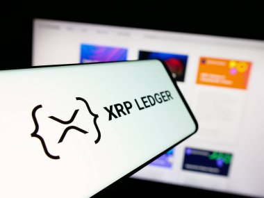 Stuttgart, Almanya - 10-17-2025: İnternet sitesinin önünde XRPL ekranında şifreli para birimi logosu bulunan akıllı telefon. Telefon ekranının merkez soluna odaklan.