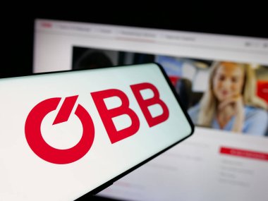 Stuttgart, Almanya - 10-17-2025: Web sitesinin önünde ekranda Oesterreichische Bundesbahnen logosu olan akıllı telefon. Telefon ekranının merkez soluna odaklan.