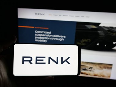 Stuttgart, Almanya - 10-17-2025: Alman savunma şirketi Renk Group AG 'nin logosunu elinde tutan kişi web sitesinin önünde ekranda. Telefon ekranına odaklan.