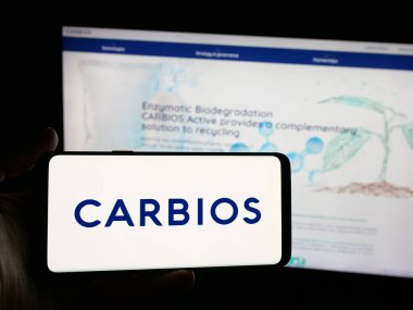 Stuttgart, Almanya - 10-17-2025: Fransız biyokimya şirketi Carbios SA 'nın logosunu taşıyan kişi web sitesinin önünde ekranda. Telefon ekranına odaklan.