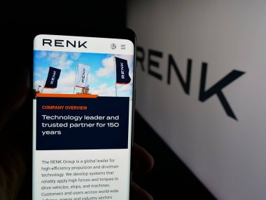 Stuttgart, Almanya - 10-17-2025: Alman savunma şirketi Renk Group AG 'nin web sayfası olan cep telefonu logonun önünde ekranda. Telefon ekranının merkezine odaklan.