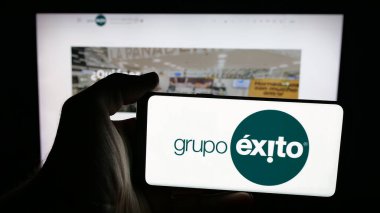 Stuttgart, Almanya - 10-18-2025: Üzerinde Kolombiyalı perakende şirketi Grupo Exito 'nun logosu olan cep telefonu web sayfasının önünde duruyor. Telefon ekranına odaklan.