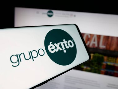 Stuttgart, Almanya - 10-18-2025: Kolombiyalı perakende şirketi Grupo Exito 'nun logosuna sahip akıllı telefon web sitesinin önünde ekranda. Telefon ekranının merkezine odaklan.