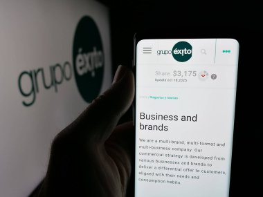 Stuttgart, Almanya - 10-18-2025: Kolombiyalı perakende şirketi Grupo Exito 'nun internet sayfası olan cep telefonu logonun önünde ekranda. Telefon ekranının merkezine odaklan.