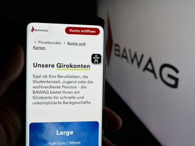 Stuttgart, Almanya - 10-18-2025: Avusturyalı finans hizmetleri şirketi BAWAG 'ın web sayfası olan cep telefonu logosu önünde ekranda. Telefon ekranının merkezine odaklan.