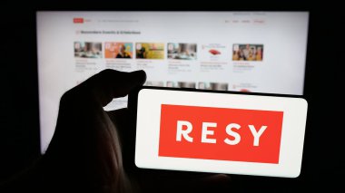 Stuttgart, Almanya - 10-18-2025: ABD 'li restoran rezervasyon şirketi Resy' nin logosunun bulunduğu cep telefonu web sayfası önünde ekranda. Telefon ekranına odaklan.