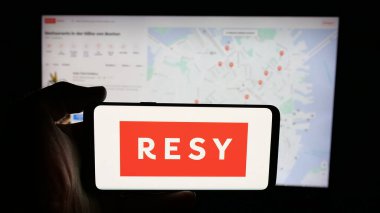 Stuttgart, Almanya - 10-18-2025: ABD 'li restoran rezervasyon şirketi Resy' nin logosunun bulunduğu cep telefonu web sayfası önünde ekranda. Telefon ekranına odaklan.