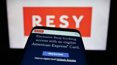 Stuttgart, Almanya - 10-18-2025: ABD 'li restoran rezervasyon şirketi Resy' nin web sitesi logonun önünde ekranda. Telefon ekranının sol üst kısmına odaklan.