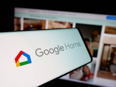 Stuttgart, Almanya - 10-18-2025: ABD 'li akıllı ev sahibi şirket Google Home' un logosuna sahip akıllı telefon web sitesinin önünde ekranda. Telefon ekranının soluna odaklan.