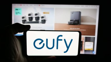 Stuttgart, Almanya - 10-18-2025: Akıllı ev sahibi şirket Eufy 'nin logosunun bulunduğu cep telefonu web sayfası önünde ekranda. Telefon ekranına odaklan.