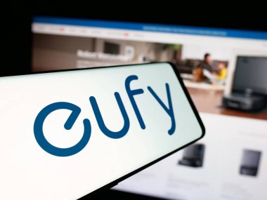 Stuttgart, Almanya - 10-18-2025: Akıllı ev sahibi şirket Eufy 'nin logosuna sahip akıllı telefon web sitesinin önünde ekranda. Telefon ekranının merkez soluna odaklan.